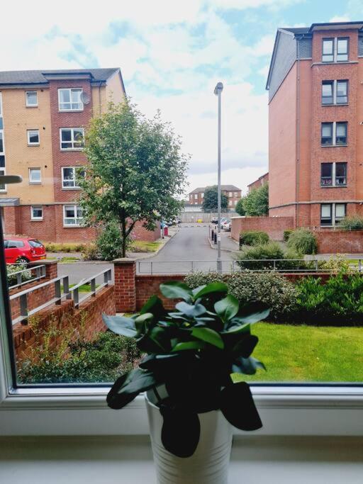 Stylish 2 Bedroom Apartment / Free Gated Parking Glasgow Exteriör bild