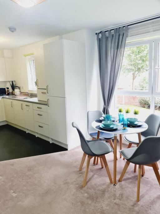 Stylish 2 Bedroom Apartment / Free Gated Parking Glasgow Exteriör bild