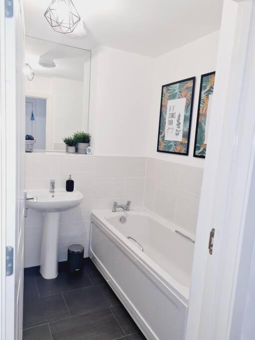 Stylish 2 Bedroom Apartment / Free Gated Parking Glasgow Exteriör bild