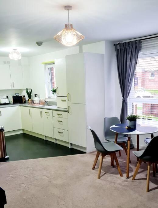 Stylish 2 Bedroom Apartment / Free Gated Parking Glasgow Exteriör bild