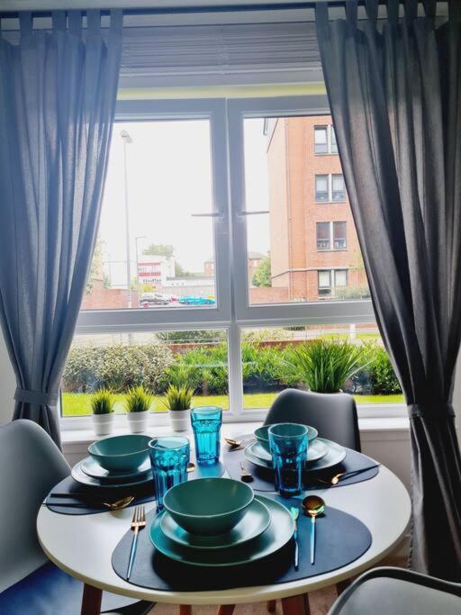 Stylish 2 Bedroom Apartment / Free Gated Parking Glasgow Exteriör bild